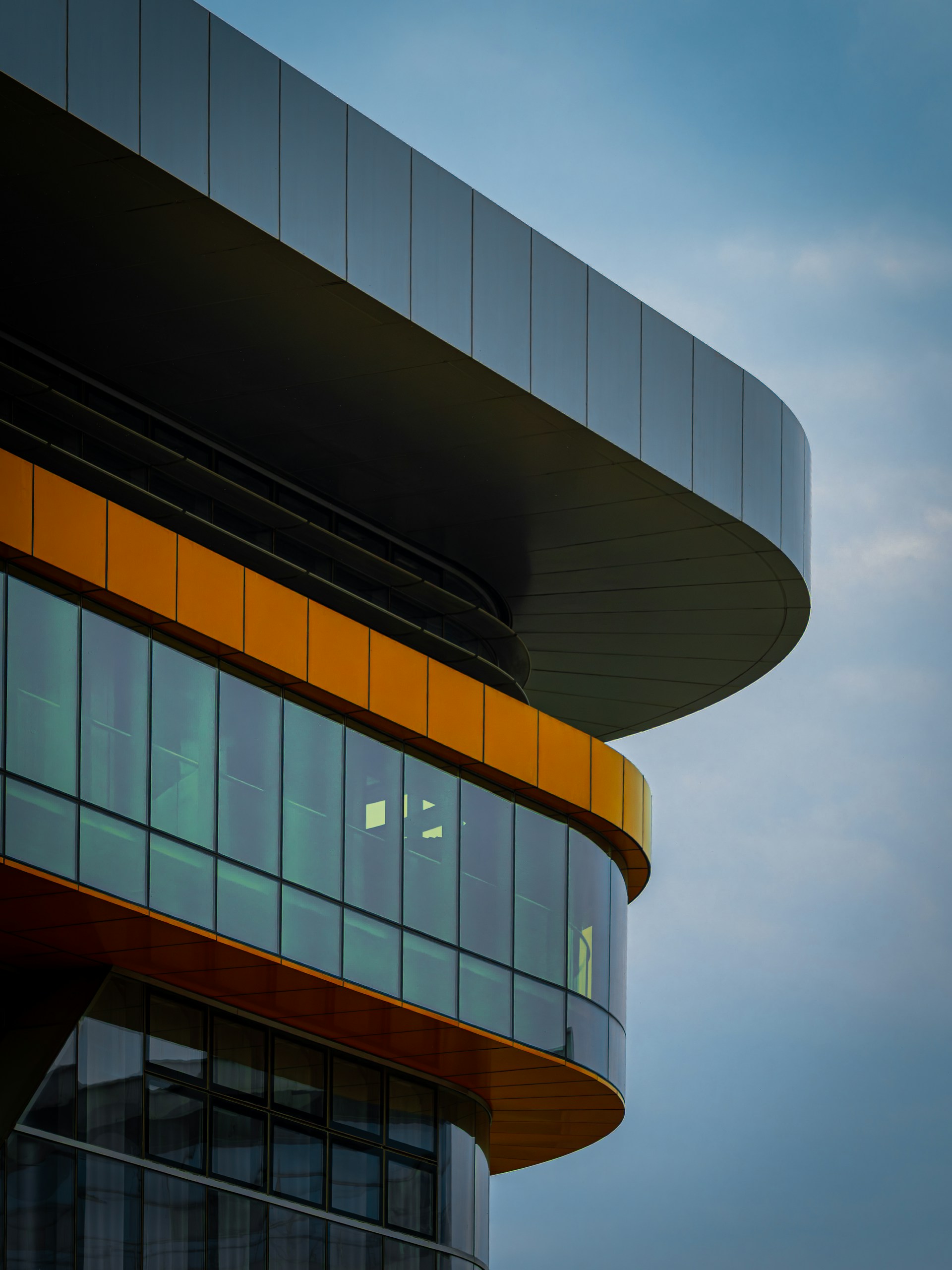 Façade architecturale sombre au bandeau orange